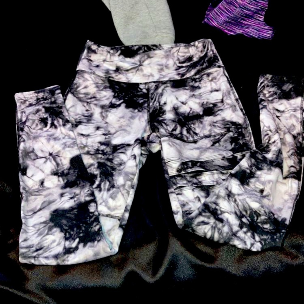 These leggings are so cute! They hug you so well!